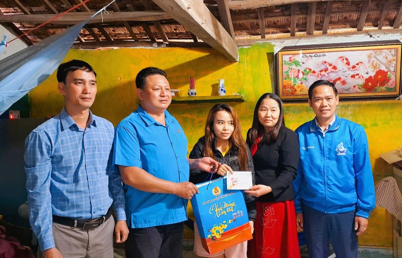 The Trade Union of Quang Nam Economic Zones and Industrial Parks gives gifts to workers staying at the boarding house to celebrate Tet. Photo: Hoang Bin