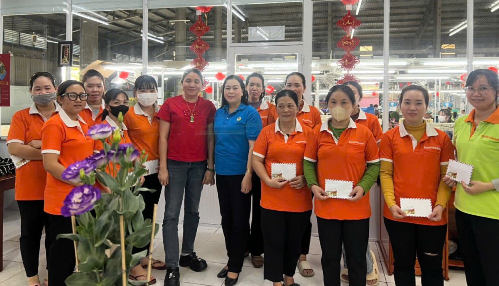 Chairwoman of Tan Hiep District Labor Federation Nguyen Thi Kim Khoe presents Tet gifts to union members and workers. Photo: Tan Hiep District Labor Federation