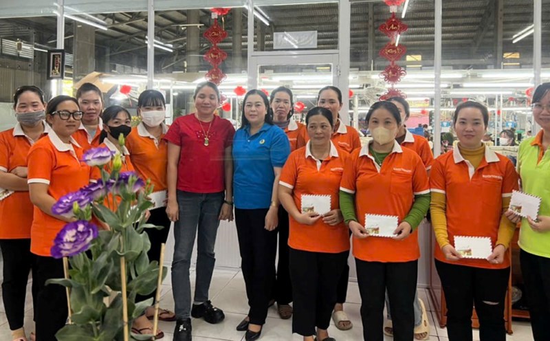 Chairwoman of Tan Hiep District Labor Federation Nguyen Thi Kim Khoe presents Tet gifts to union members and workers. Photo: Tan Hiep District Labor Federation