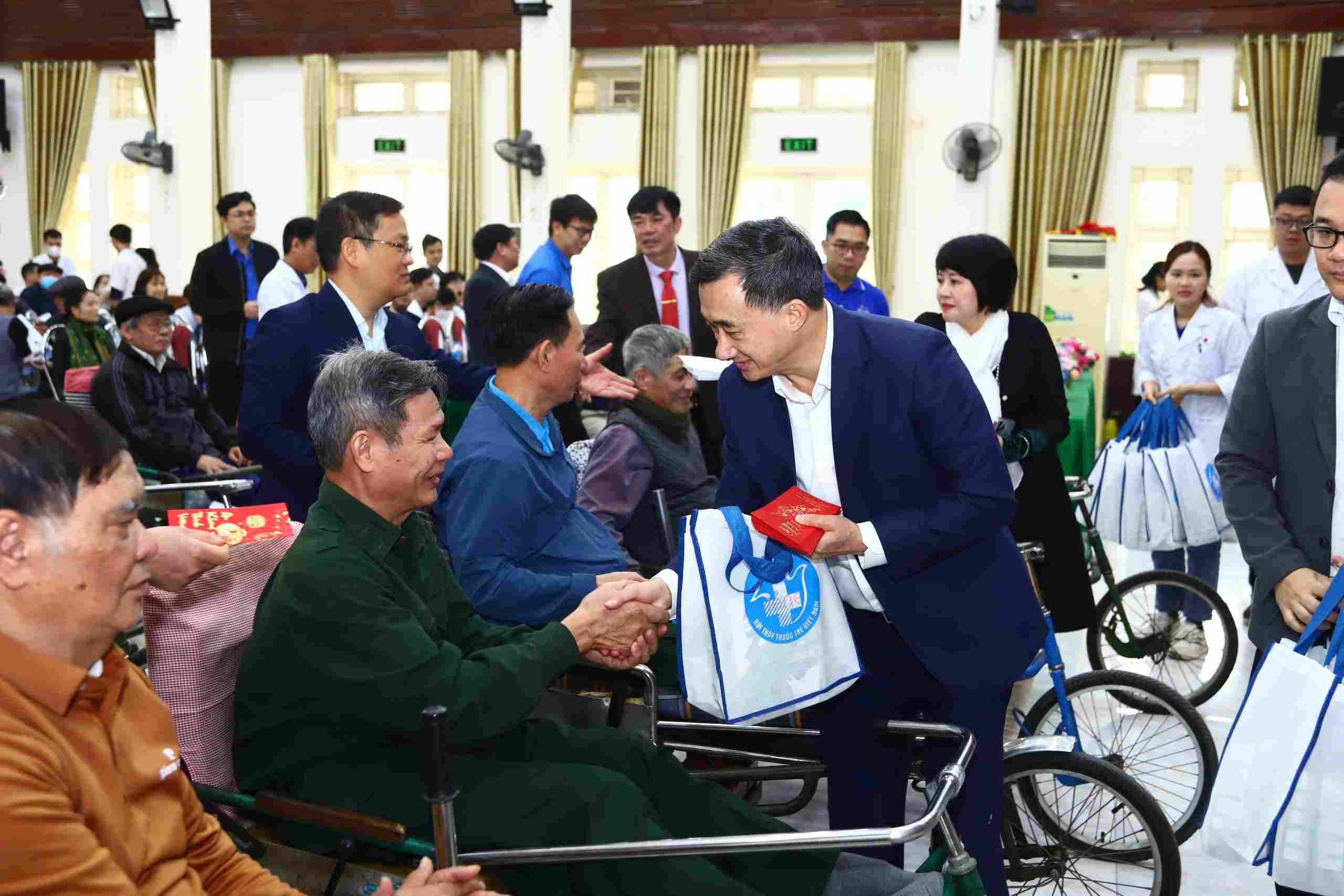 Deputy Minister of Health Tran Van Thuan presents Tet gifts and wishes for the health of wounded soldiers. Photo: Minh Tran