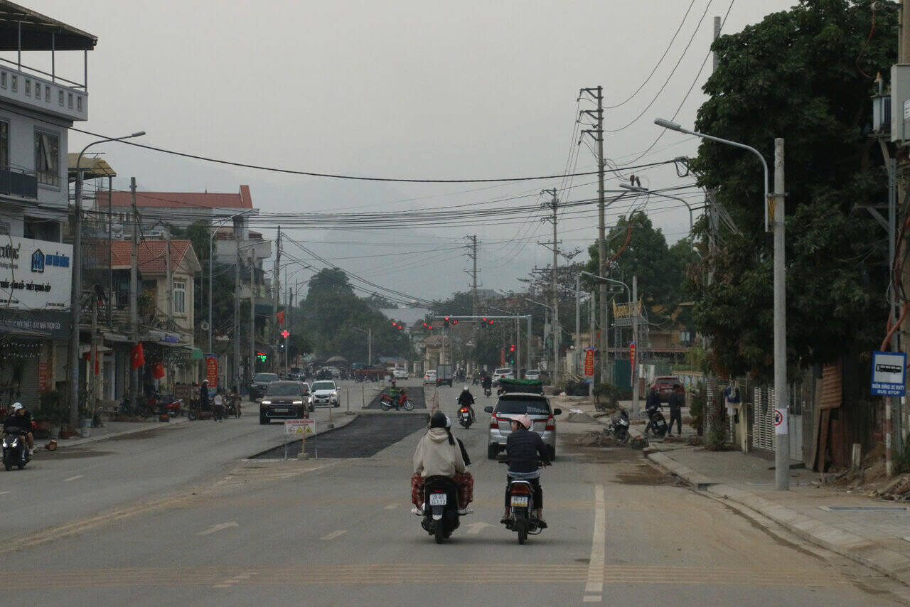 Dai phan cach rong hon 1m tren duong Hoang Van Thu, thanh pho Hoa Binh cung duoc do bo, mo rong long duong. Anh: Yen San