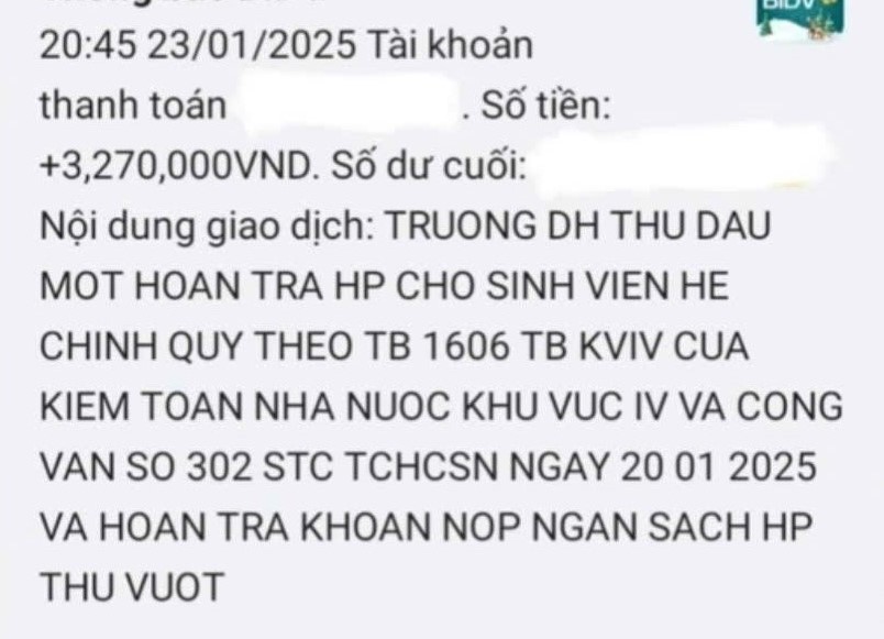 Truong Dai hoc Thu Dau Mot hoan tra tien hoc phi cho sinh vien. Anh: Dinh Trong