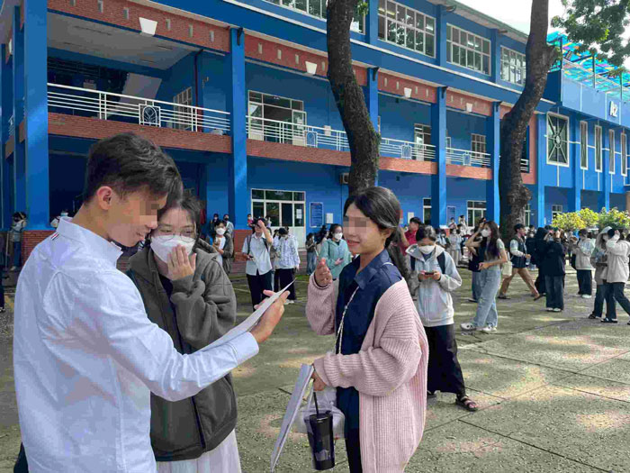 Thu Dau Mot University has begun refunding tuition fees collected in excess of regulations to students. Photo: Dinh Trong