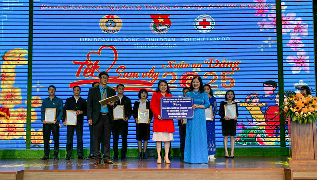 Ms. Pham Thi Le Dung - Vice President of Lam Dong Provincial Labor Federation (right) receives sponsorship from businesses to give Tet gifts to union members and workers in difficult circumstances. Photo: H.Ngoc