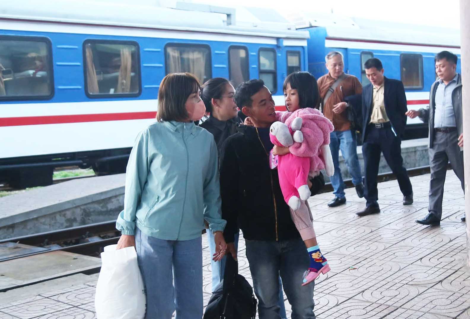 The joy of reunion from the Union train of Ms. Vi Thi Ha's family from Tan An commune, Tan Ky district (Nghe An). Photo: Quang Dai