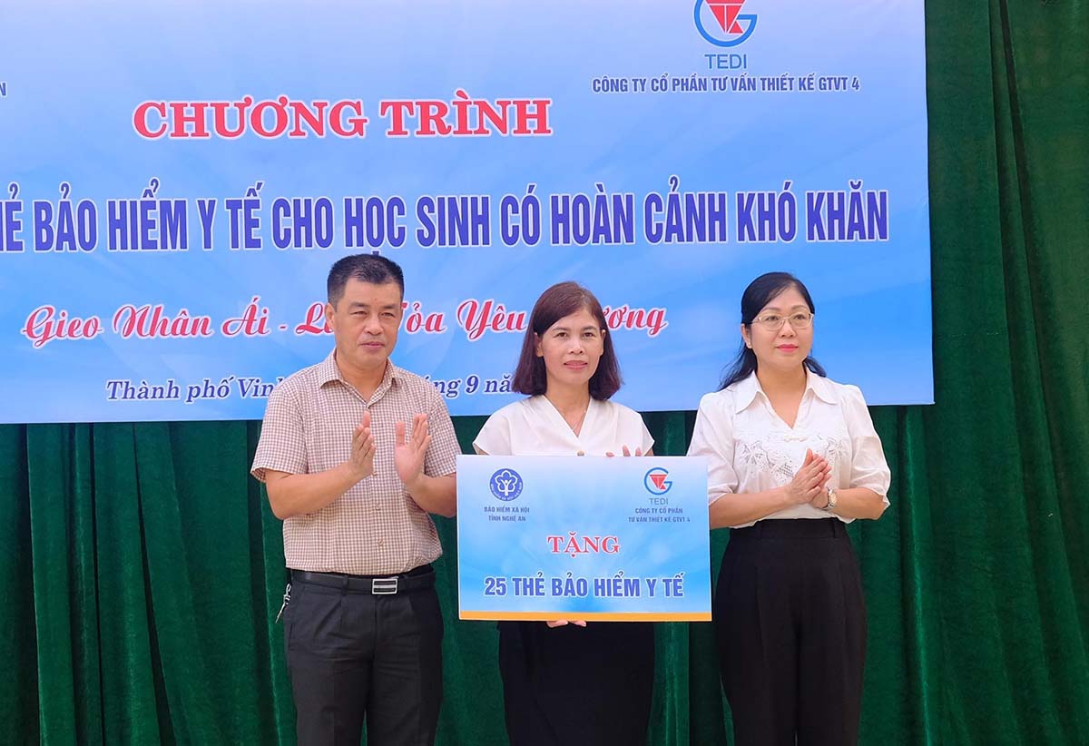 Leaders of Nghe An Province Social Insurance presented health insurance cards to students in Vinh City. Photo: My Ha