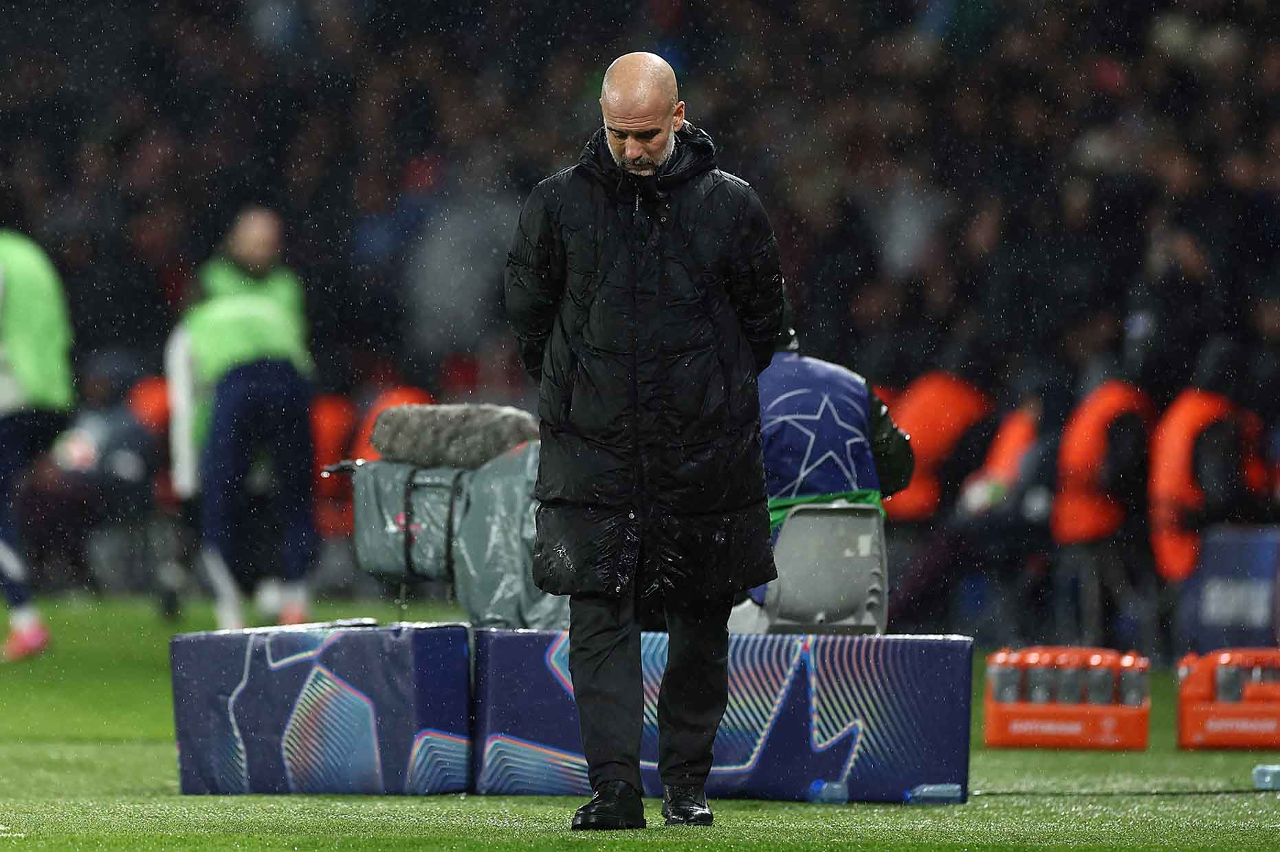 Pep Guardiola da het phep va dang co gang giu moi thu khong tuot qua xa khoi tam tay. Anh: AFP