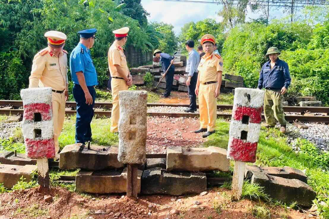 Authorities close self-opened railway crossings. Photo: Duyen Phan