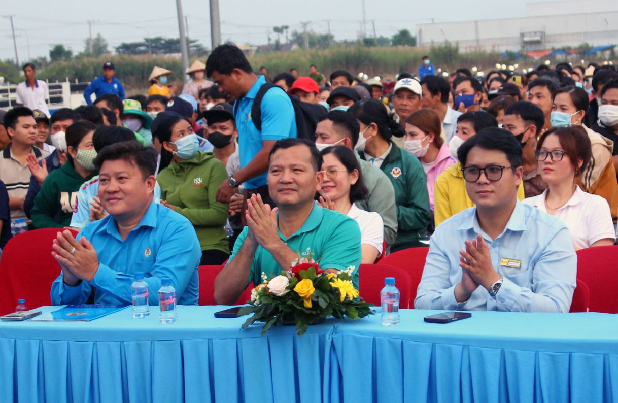 Đến dự sự kiện có ông Nguyễn Thanh Nhàn (bìa trái) Chủ tịch Công đoàn các khu công nghiệp, khu kinh tế Đồng Tháp cùng đại diện lãnh đạo các đơn vị, địa phương, nhà tài trợ. Ảnh: Lâm Điền