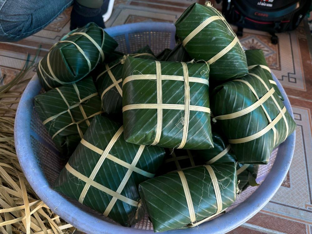 Banh chung - linh hon cua ngay Tet co truyen. Anh: Trinh Nguyen