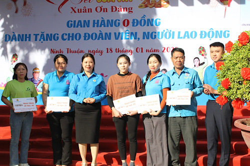 Cong doan KCN tinh Ninh Thuan trao ho tro cong nhan ve xe ve que an Tet. Anh: Ninh Giang