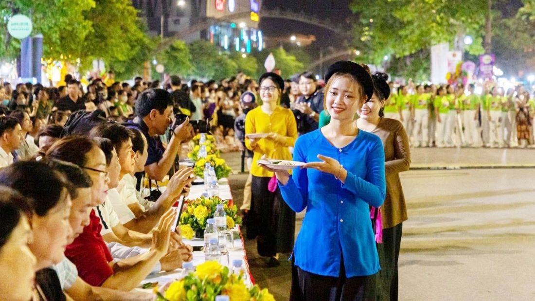 Vi and Giam Folk Song Club of Hung Tan Commune (Hung Nguyen, Nghe An) performs at an event on Vinh City's walking street. Photo: Minh Quan