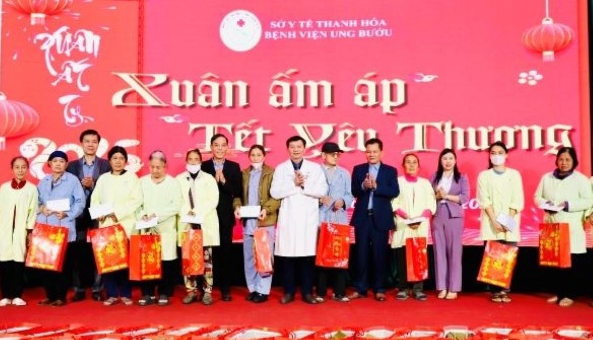 Trao qua cho cac benh nhan Benh vien Ung buou Thanh Hoa. Anh: To Ha