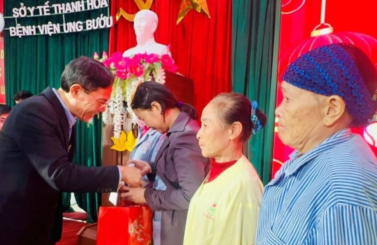 Mr. Dau Thanh Tung - Vice Chairman of Thanh Hoa Provincial People's Committee presented gifts to patients at Thanh Hoa Oncology Hospital. Photo: To Ha