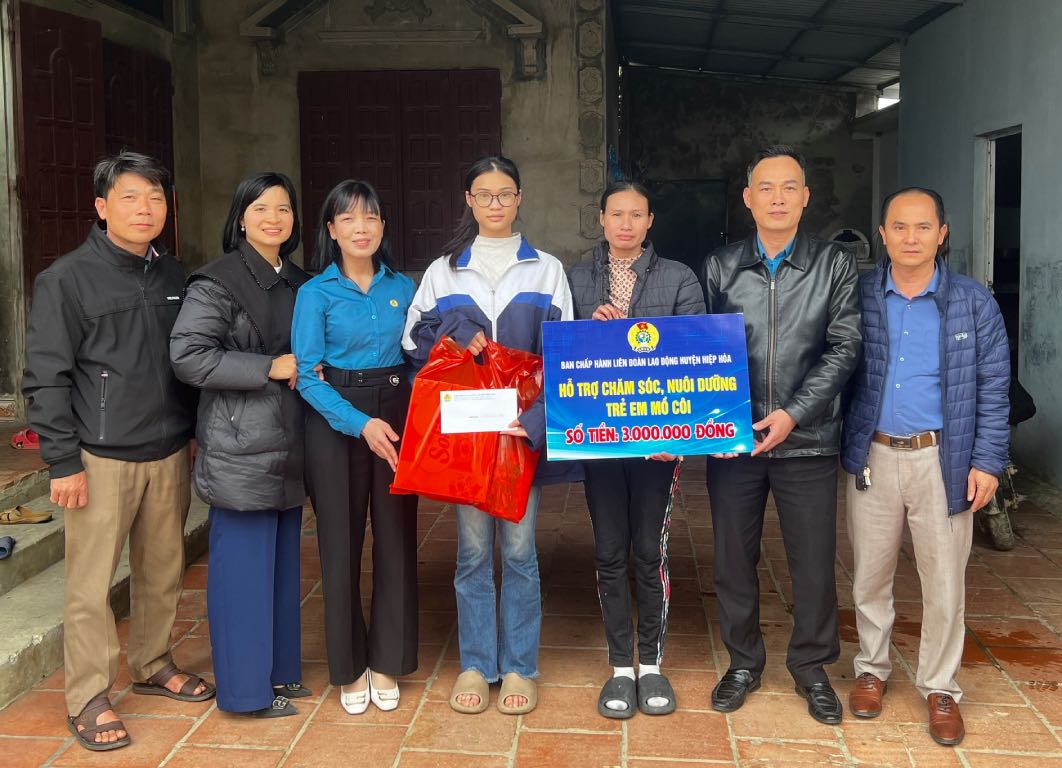 Leaders of Hiep Hoa District Labor Federation presented support money and gifts to the family of Ngo Thi Thanh (Xuan Giang village, Mai Trung commune). Photo: Hiep Hoa District Labor Federation