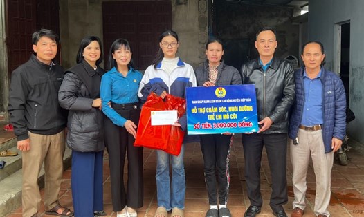 Lãnh đạo Liên đoàn Lao động huyện Hiệp Hòa trao tiền hỗ trợ và quà cho gia đình cháu Ngô Thị Thanh (thôn Xuân Giang, xã Mai Trung). Ảnh: LĐLĐ huyện Hiệp Hòa