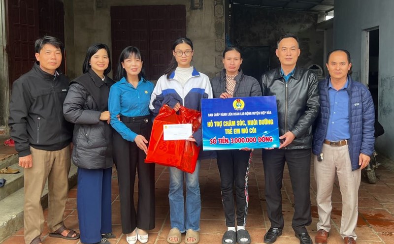 Leaders of Hiep Hoa District Labor Federation presented support money and gifts to the family of Ngo Thi Thanh (Xuan Giang village, Mai Trung commune). Photo: Hiep Hoa District Labor Federation