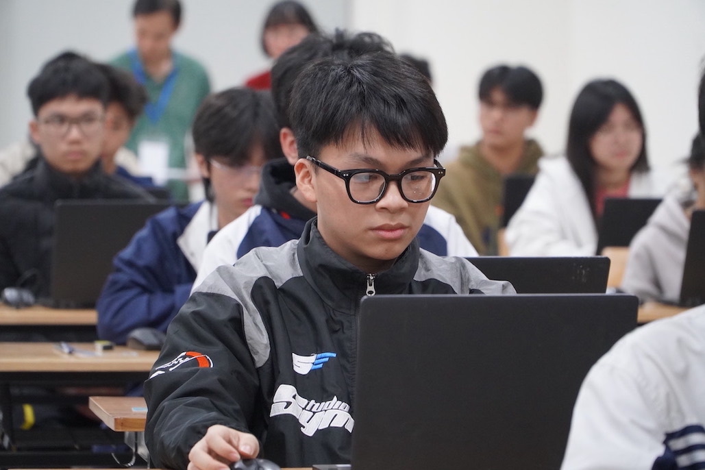 Candidates participating in the first round of the 2025 thinking assessment exam. Photo: Van Trang