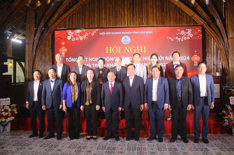 The business community of Hoa Binh province took a souvenir photo with the new Chairman of the People's Committee of Hoa Binh province, Bui Duc Hinh. Photo: Thu Hang