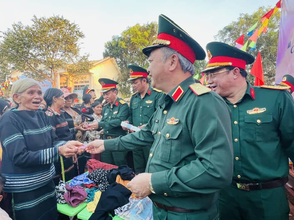 Thieu tuong Hoang Van Sy trao qua cho nguoi dan tai “Gian hang 0 dong“. Anh: Thanh Tuan 