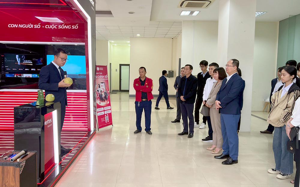 Viettel Group introduces technology products related to the “AI Education for All” model in Yen Bai province. Photo: Bao Nguyen