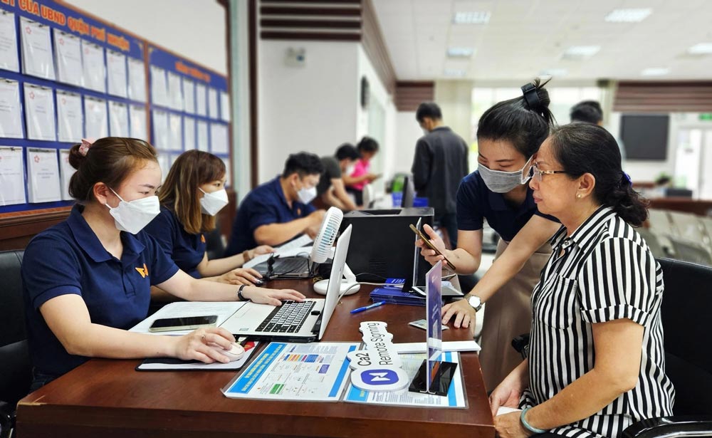 Staff guides people to register for digital signatures at the Phu Nhuan District People's Committee Office (HCMC). Photo: Minh Quan