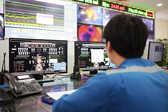 Encourage businesses to implement digital transformation, apply digital technology to production, management, and operations to increase labor productivity. Photo: Hai Nguyen