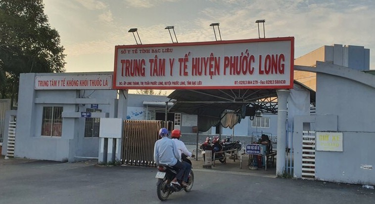 Nhân viên y tế tại huyện Phước Long, Bạc Liêu đã nhận đủ lương trước Tết Nguyên đán Ất Tỵ. Ảnh: Nhật Hồ