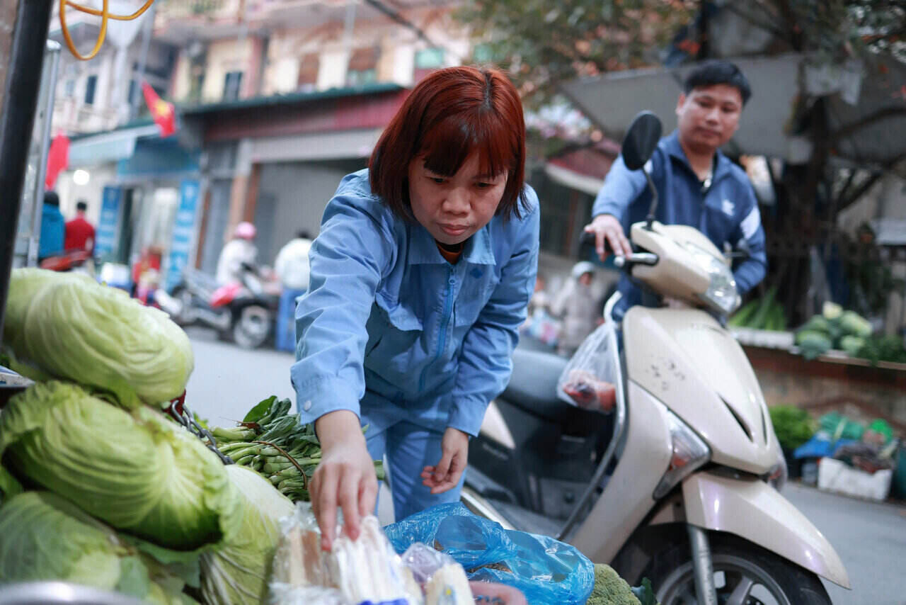 Vo chong chi Xuan di cho lo com chieu nhung ngay cuoi nam. Chi Xuan cho biet do gia ca tang nen nhung thang gan day phai tiet kiem tien cho bang cach thay vi mua 5 lang thit thi chi mua 3-4 lang. Anh: Hai Nguyen