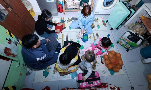 Tối 23.1, tức 24 tháng Chạp Giáp Thìn, gia đình chị Xuân sắp xếp trước một số đồ đạc để chuẩn bị về quê đón Tết bằng xe Công đoàn vào ngày 25.1, tức 26 tháng Chạp. Ảnh: Hải Nguyễn