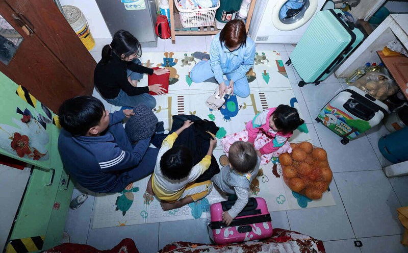 On the evening of January 23, the 24th of the 12th lunar month, Ms. Xuan's family arranged some belongings in advance to prepare to return home to celebrate Tet by Union car on January 25, the 26th of the 12th lunar month. Photo: Hai Nguyen