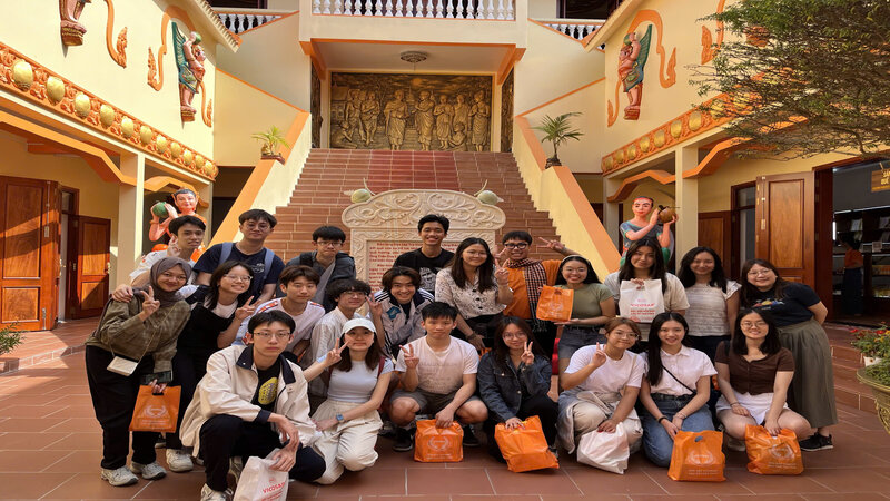 As Tet approaches, the number of visitors to the Wax Coconut Museum increases. Photo: Hoang Loc