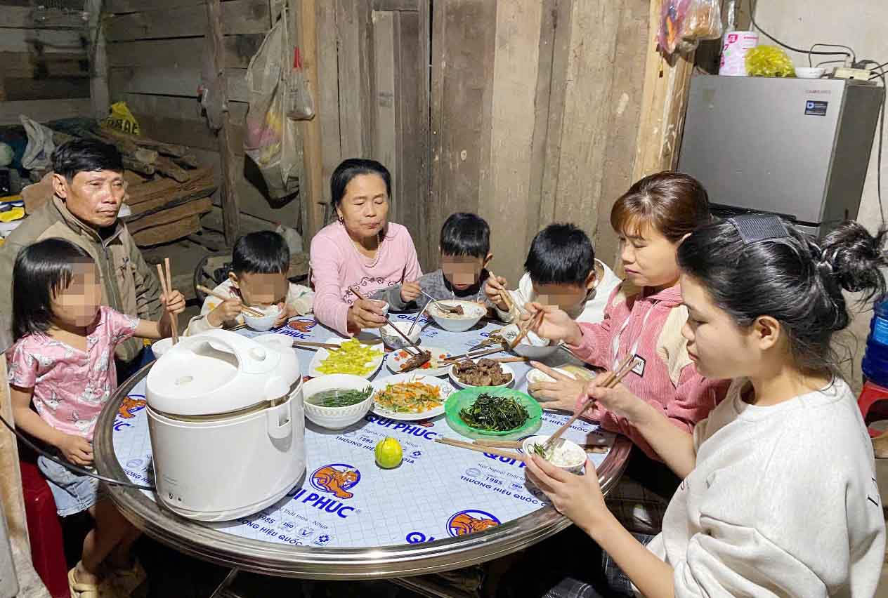 Ms. Tuyet (second from right) is a worker in Binh Duong who was given a train ticket to return home to reunite with her family during Tet. Photo: Tran Tuan
