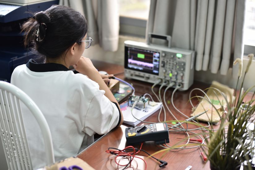 Students of Hanoi University of Science and Technology research and design electronic stethoscope products. Photo: HUST