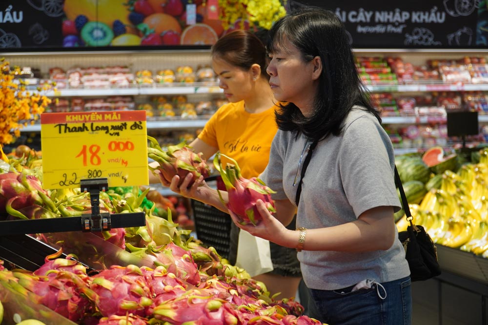 The Tet shopping atmosphere in Ho Chi Minh City is quite bustling, with diverse goods. Photo: Ngoc Le
