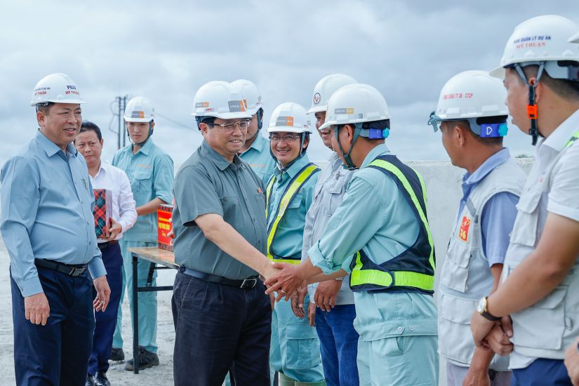 Politburo member and Prime Minister Pham Minh Chinh inspects the implementation of the Can Tho - Hau Giang expressway construction investment project at IC3 intersection, Long Thanh commune, Phung Hiep district, Hau Giang province. Photo: VGP