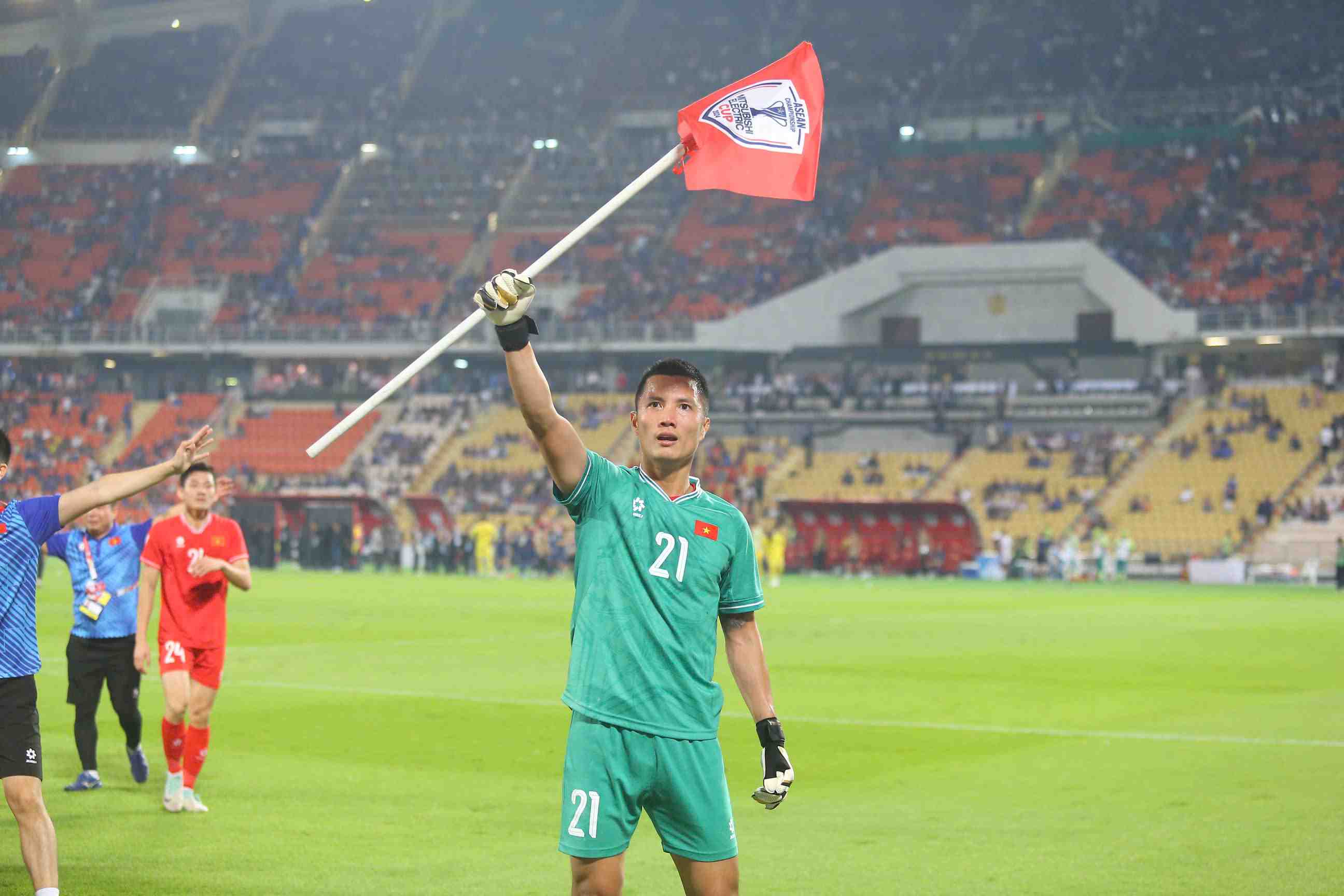 Goalkeeper Dinh Trieu won the ASEAN Cup championship with the Vietnamese team. Photo: Thanh Vu