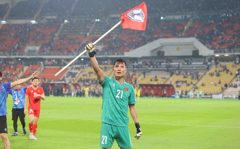 Goalkeeper Dinh Trieu won the ASEAN Cup championship with the Vietnamese team. Photo: Thanh Vu