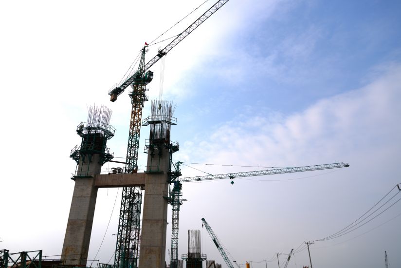 Workers are working at a height of tens of meters at the Phuoc An bridge project in the days before Tet. Photo: Thanh An