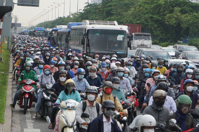 Traffic congestion on Vo Nguyen Giap Street (formerly Hanoi Highway) into Ho Chi Minh City. Photo: Minh Quan