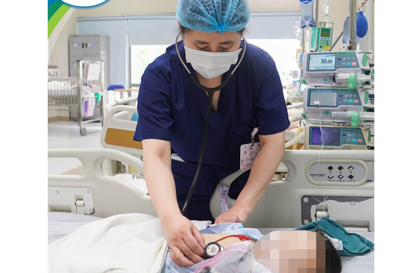 A poisoned child is being ventilated and cared for at the Internal Medicine Intensive Care Unit. Photo: BVCC