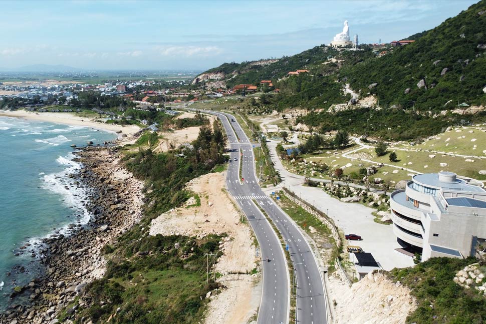 Coastal route (DT 639) passing through Binh Dinh province, De Gi - My Thanh section. Photo: Hoai Luan