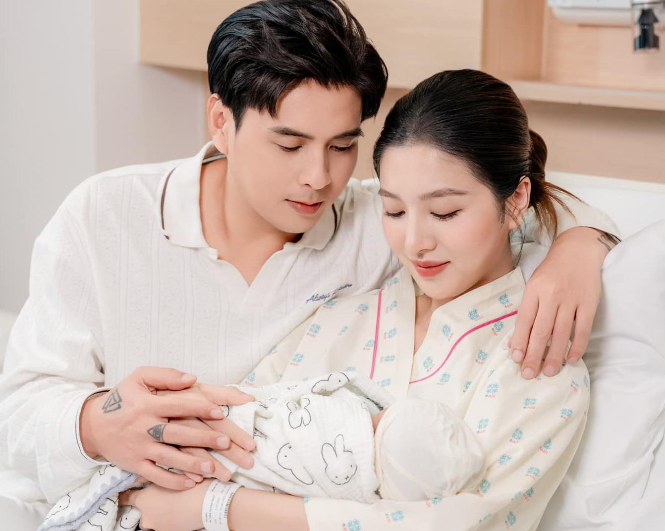 Singer Ho Quang Hieu and his wife welcome their first child. Photo: Provided by the character.