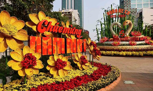 Đường hoa Nguyễn Huệ rực rỡ sắc xuân chào đón Tết Ất Tỵ 2025. Ảnh: Tú Quỳnh