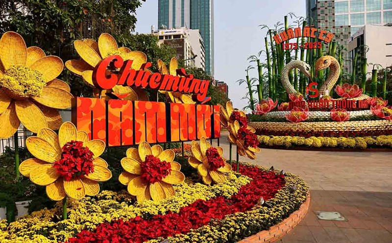 Nguyen Hue Flower Street is filled with spring colors to welcome the Lunar New Year 2025. Photo: Tu Quynh