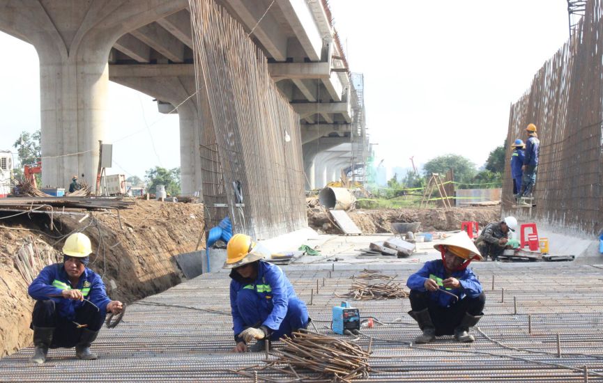 Workers constructing the elevated Ring Road 3 through Thu Duc City, Ho Chi Minh City. Photo: Minh Tam