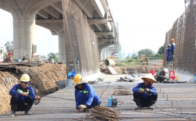 Workers constructing the elevated Ring Road 3 through Thu Duc City, Ho Chi Minh City. Photo: Minh Tam