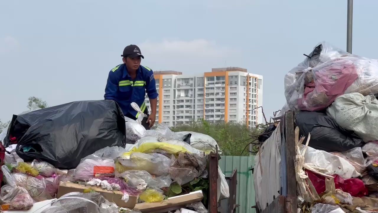Every day, Ho Chi Minh City generates more than 9,800-10,500 tons of household waste. Photo: Minh Tam