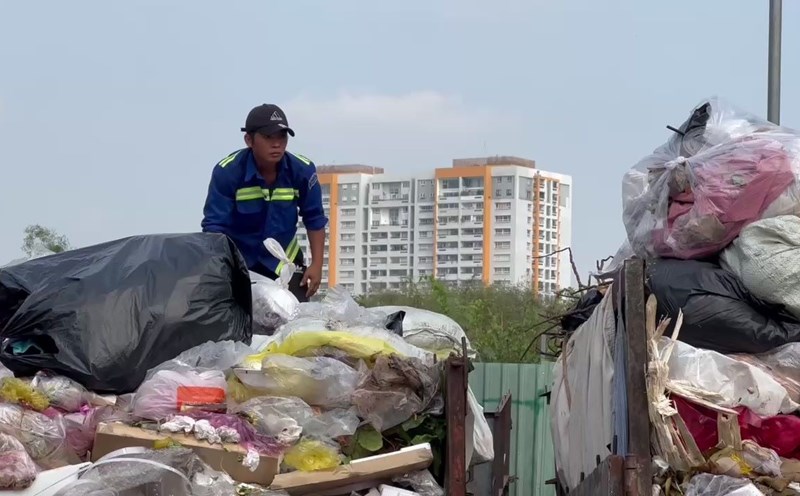 Every day, Ho Chi Minh City generates more than 9,800-10,500 tons of household waste. Photo: Minh Tam