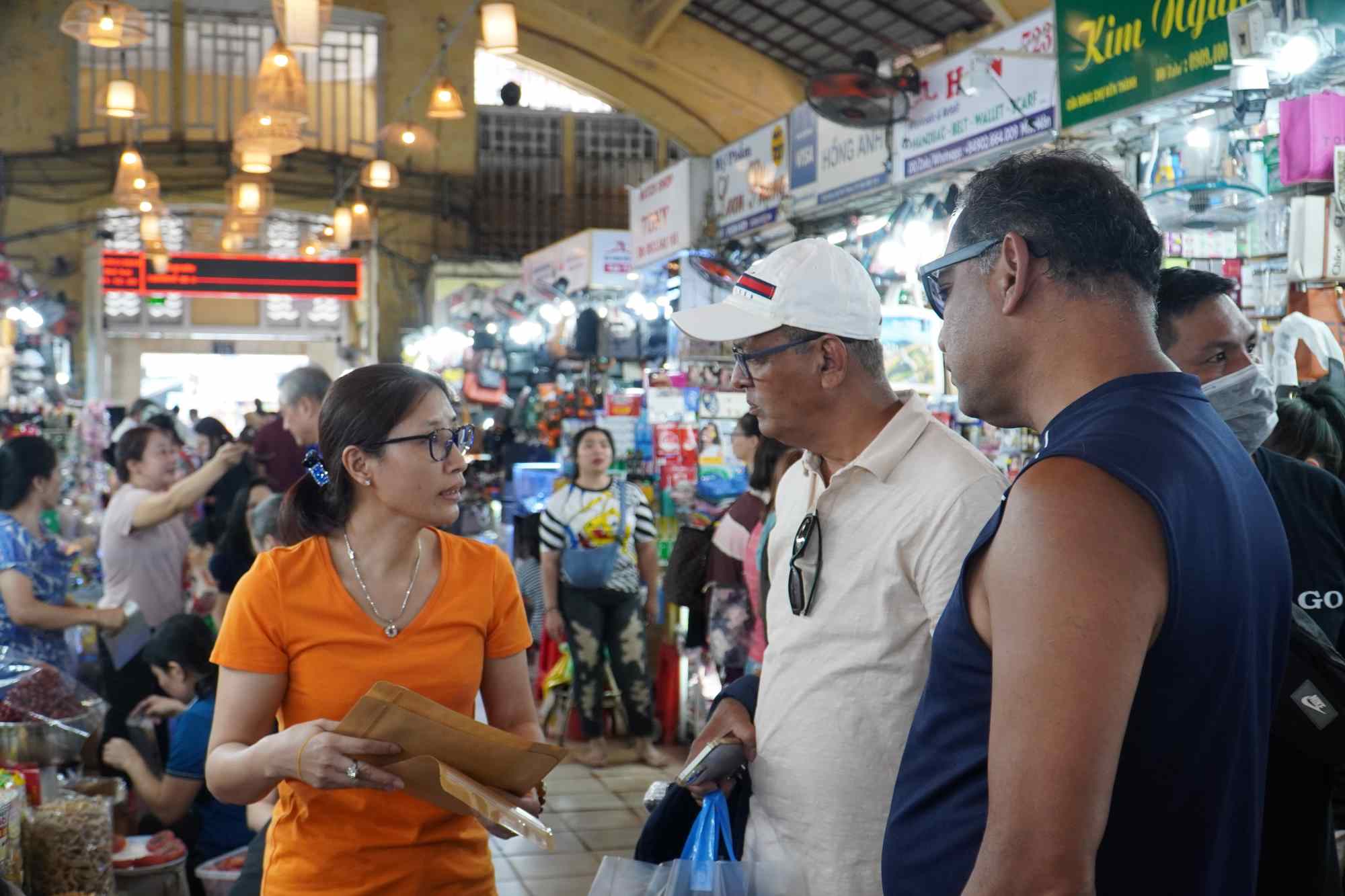 International visitors visit and shop at Ben Thanh market. Photo: Thanh Chan